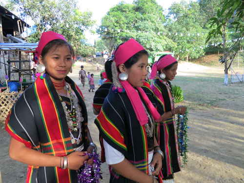 Sustainable Hand Weaving Makes its Way Out of Myanmar - ClothRoads